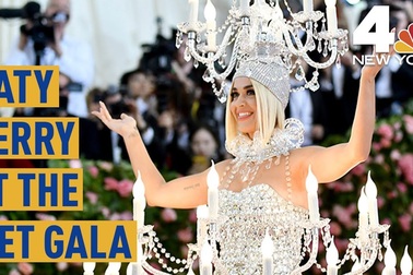 Katy Perry diện váy đèn chùm
