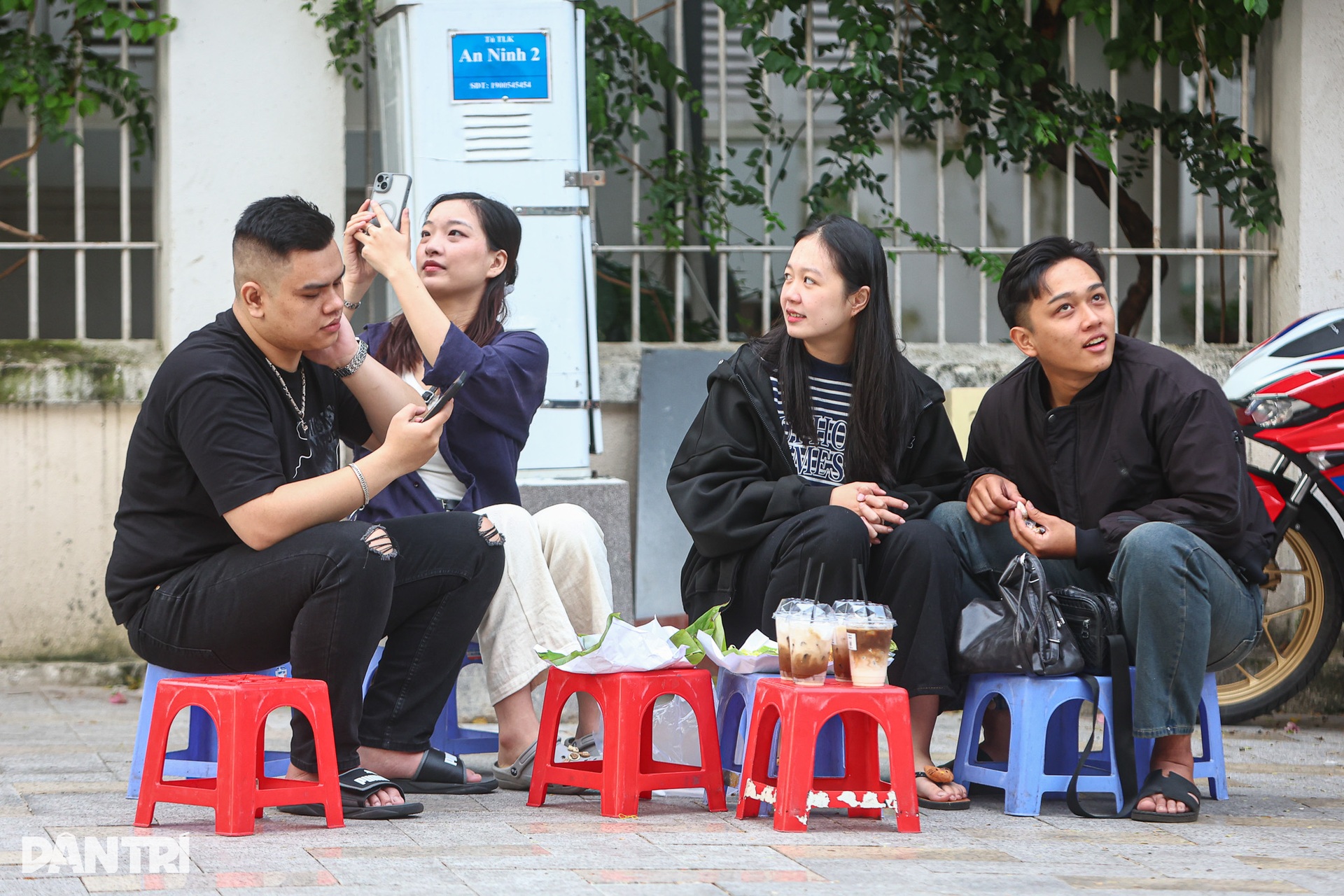 Người dân TPHCM đốt lửa sưởi ấm khi nhiệt độ xuống 19 độ C - 13