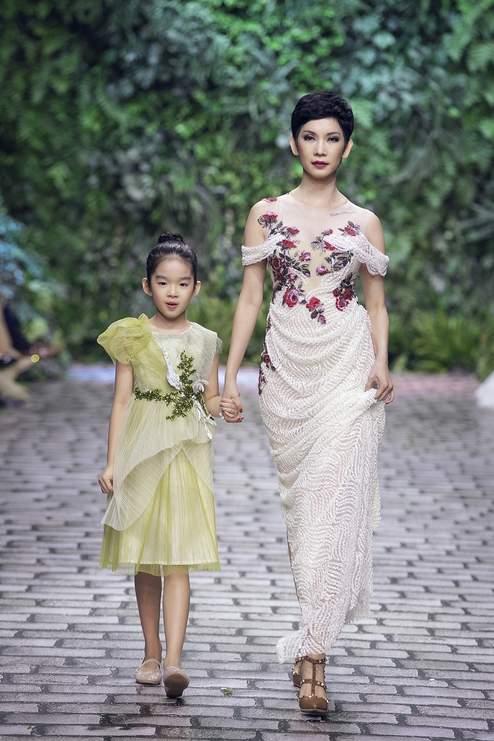 Nữ hoàng Bolero Lệ Quyên làm người mẫu cùng dàn Hoa hậu, Á hậu đình đám - 14 Nữ hoàng Bolero Lệ Quyên làm người mẫu cùng dàn Hoa hậu, Á hậu đình đám - 14