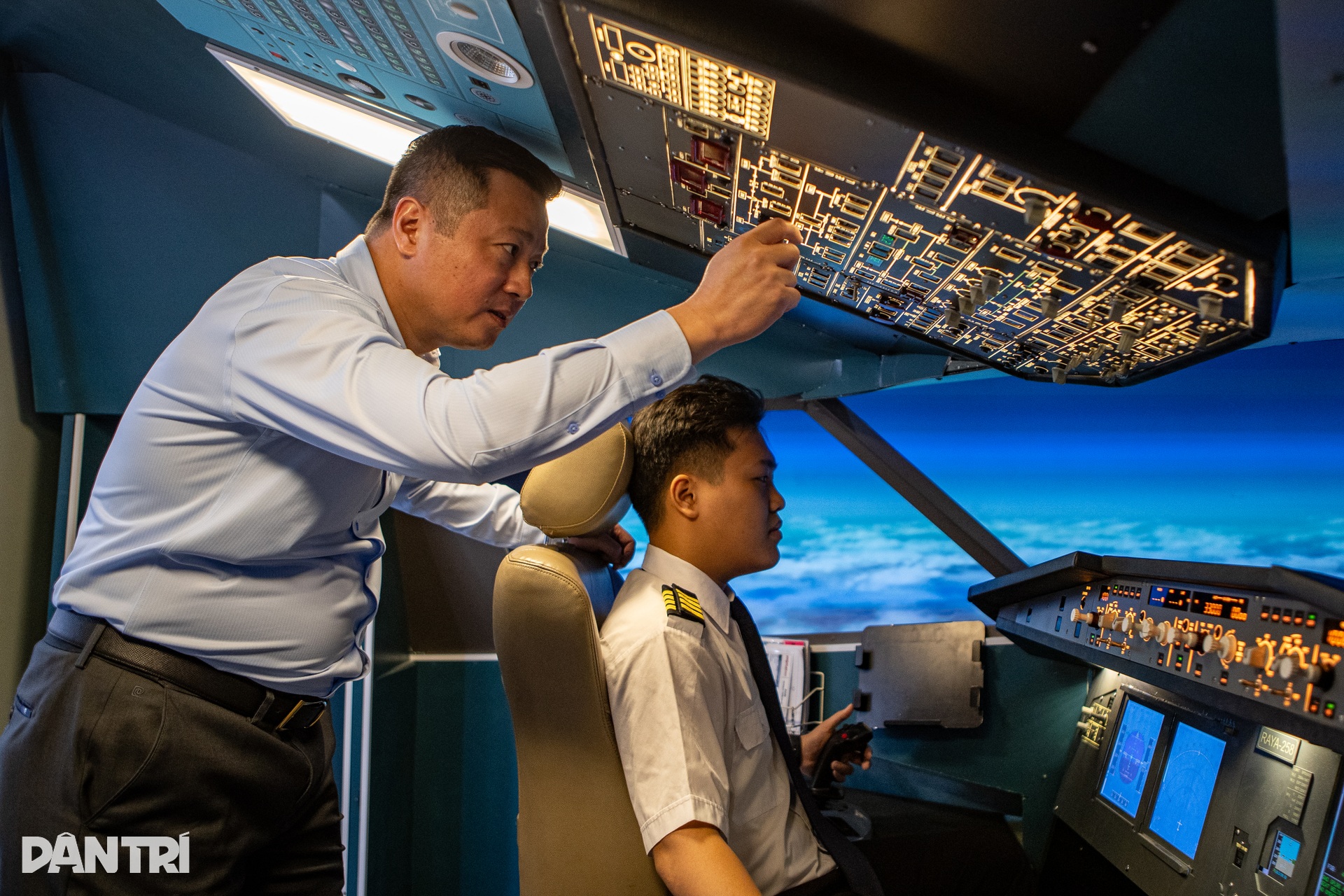 Người Hà Nội chi tiền triệu lái máy bay Airbus cảm giác rung lắc như thật - 1 Người Hà Nội chi tiền triệu lái máy bay Airbus cảm giác rung lắc như thật - 1
