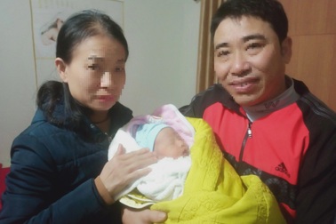 Bé gái sơ sinh bị bỏ rơi trước cửa nhà đôi vợ chồng hiếm muộn