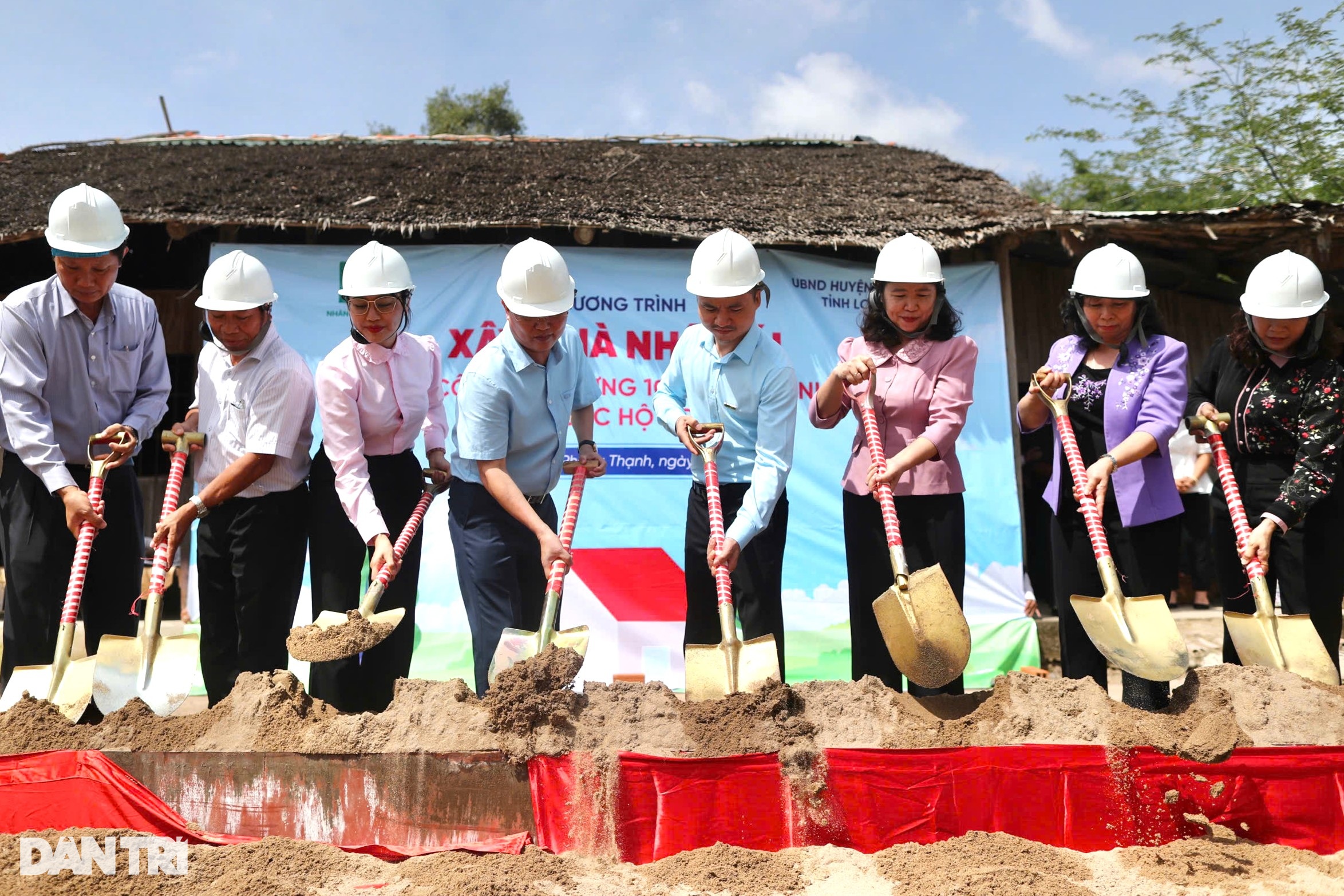 View - Khởi công xây 10 căn nhà nhân ái tặng hộ dân khó khăn ở Long An | Báo Dân trí