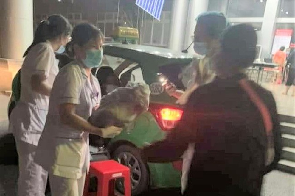 Lái xe taxi đỡ đẻ giúp sản phụ mẹ tròn con vuông trên đường đến bệnh viện - 1 Lái xe taxi đỡ đẻ giúp sản phụ mẹ tròn con vuông trên đường đến bệnh viện - 1
