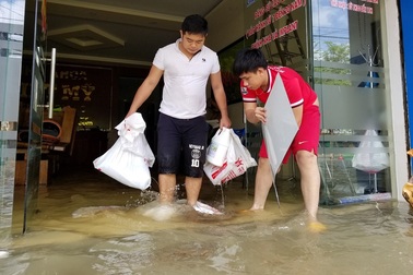 Quốc lộ 1 đã thông xe, người dân dọn dẹp nhà cửa sau lũ