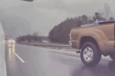 Subaru đâm sầm vào đuôi Toyota: Cái giá của việc lái xe thiếu tập trung