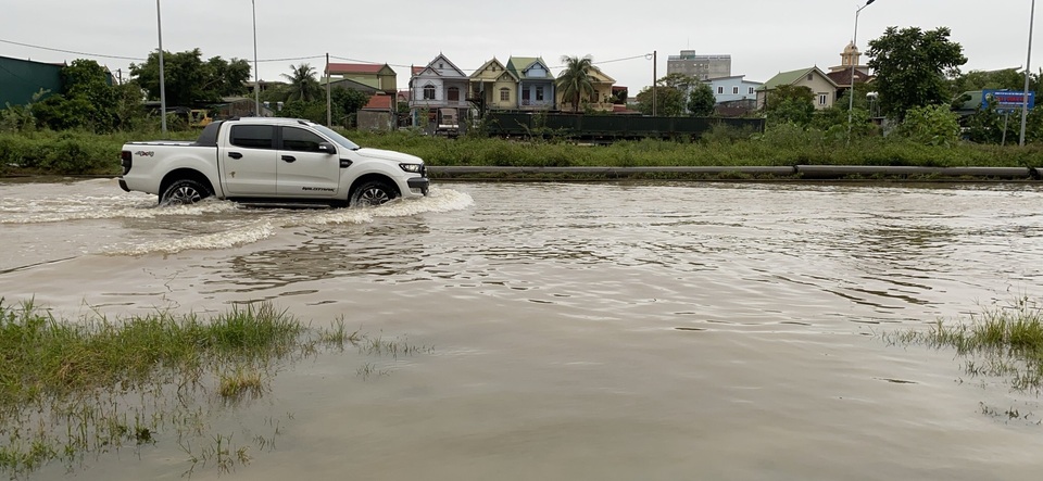 Người dân thành Vinh bì bõm trong biển nước - 15 Người dân thành Vinh bì bõm trong biển nước - 15