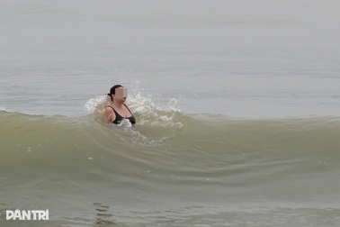 Du khách bất chấp cảnh báo vẫn xuống tắm biển Nha Trang