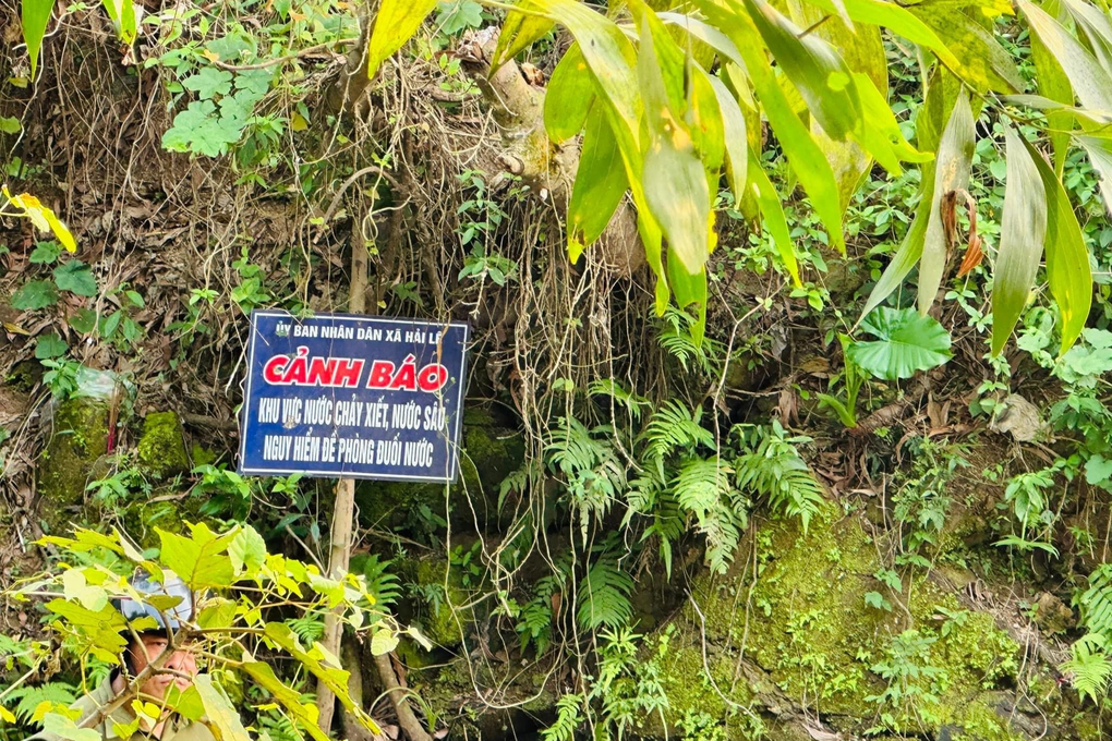 Bé gái 12 tuổi nghi mất tích khi tắm tại khe nước chảy xiết - 2 Bé gái 12 tuổi nghi mất tích khi tắm tại khe nước chảy xiết - 2