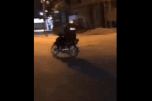 Cái kết "xứng đáng" dành cho thanh niên chạy xe máy lạng lách trên đường