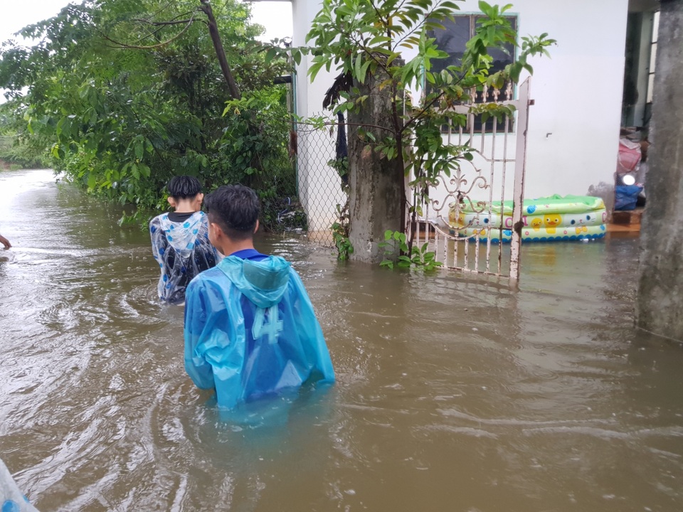 Cận cảnh nước lũ dâng cao ngang ngực ở nhiều tỉnh miền Trung - 10 Cận cảnh nước lũ dâng cao ngang ngực ở nhiều tỉnh miền Trung - 10