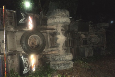 Xe tải nổ lốp, lật chỏng chơ bên đường