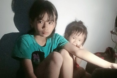 Mẹ ôm hai con trên nóc nhà kể 27 tiếng sinh tử giữa lũ, vỡ òa khi gặp chồng