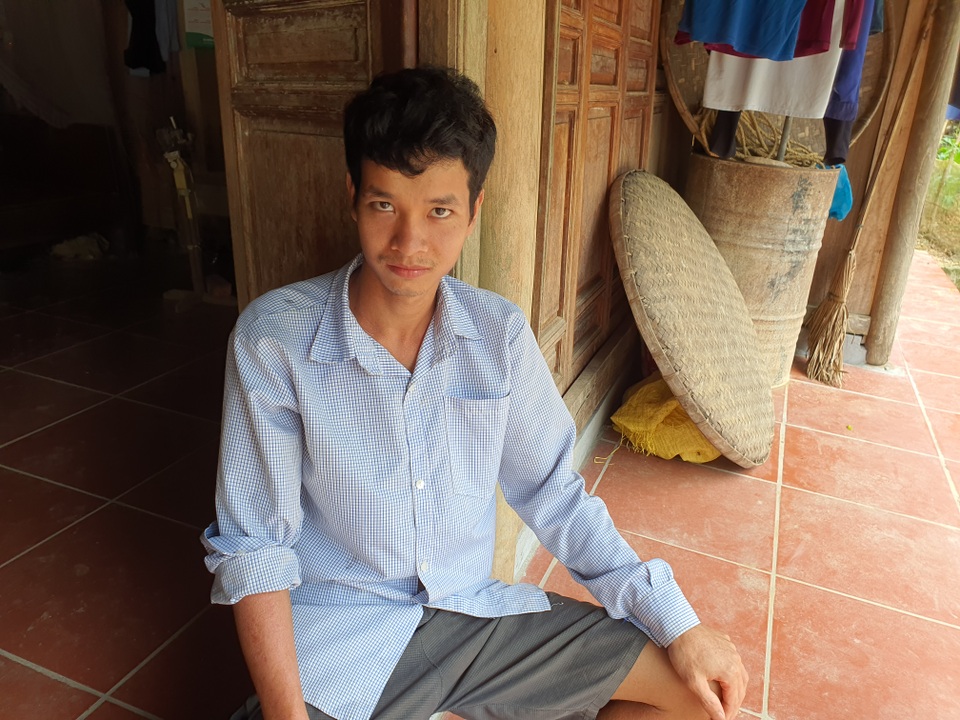 Thương gia đình nghèo lay lắt nuôi 3 đứa con cùng mang bệnh giống nhau - 4 Thương gia đình nghèo lay lắt nuôi 3 đứa con cùng mang bệnh giống nhau - 4