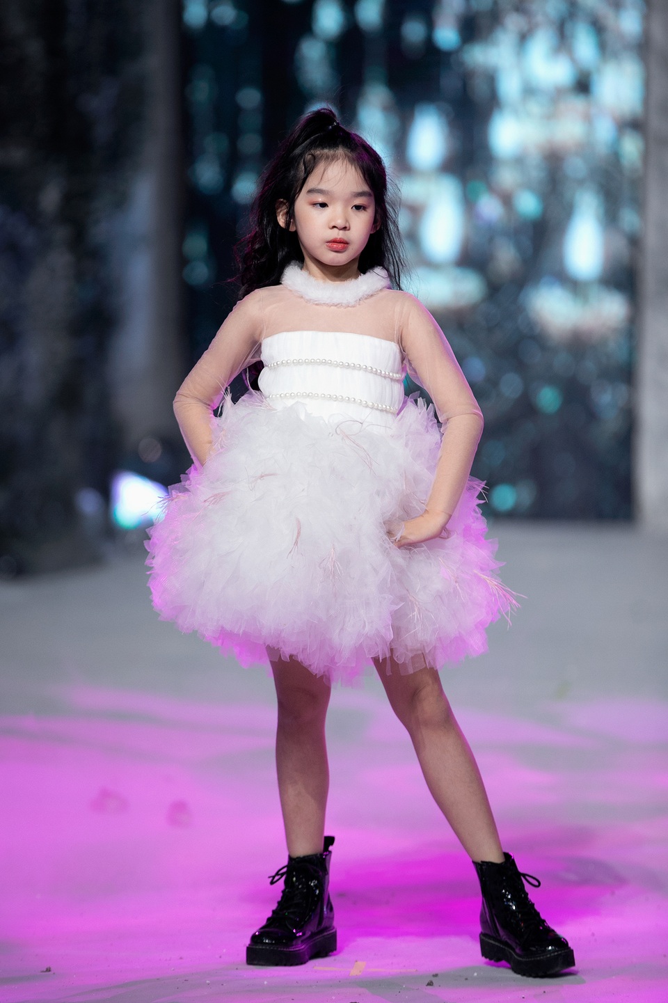 Con gái Xuân Lan nổi bật trên sàn catwalk - 1 Con gái Xuân Lan nổi bật trên sàn catwalk - 1