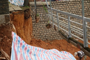 Sạt lở bờ kè taluy, 1 công nhân bị vùi lấp tử vong