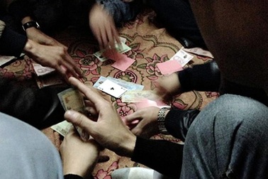 “Thiêu thân” trên sới bạc