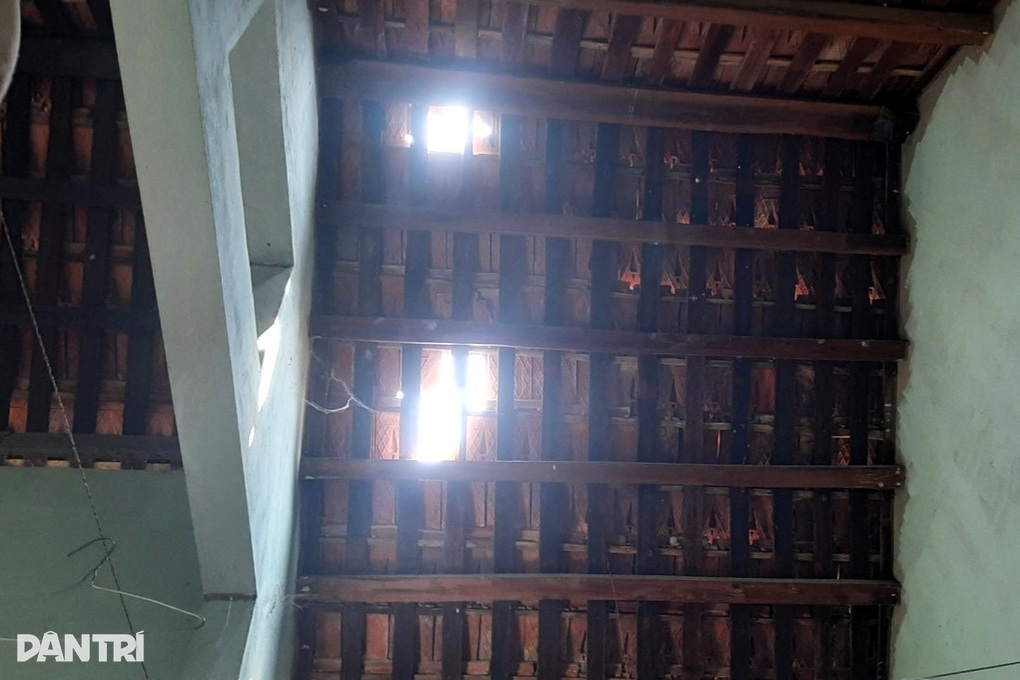 Đá xuyên thủng mái nhà, rơi xuống mâm cơm, giường ngủ - 4 Đá xuyên thủng mái nhà, rơi xuống mâm cơm, giường ngủ - 4