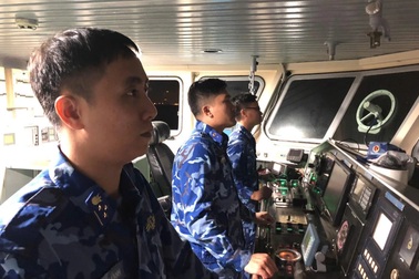 8 ngư dân bị chìm tàu, ôm thùng xốp trôi dạt trên biển