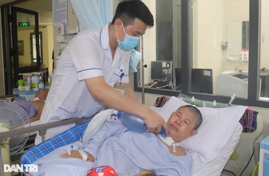 Chồng nghèo gạt nước mắt xin bệnh viện cho vợ về nhà chờ chết - 2 Chồng nghèo gạt nước mắt xin bệnh viện cho vợ về nhà chờ chết - 2