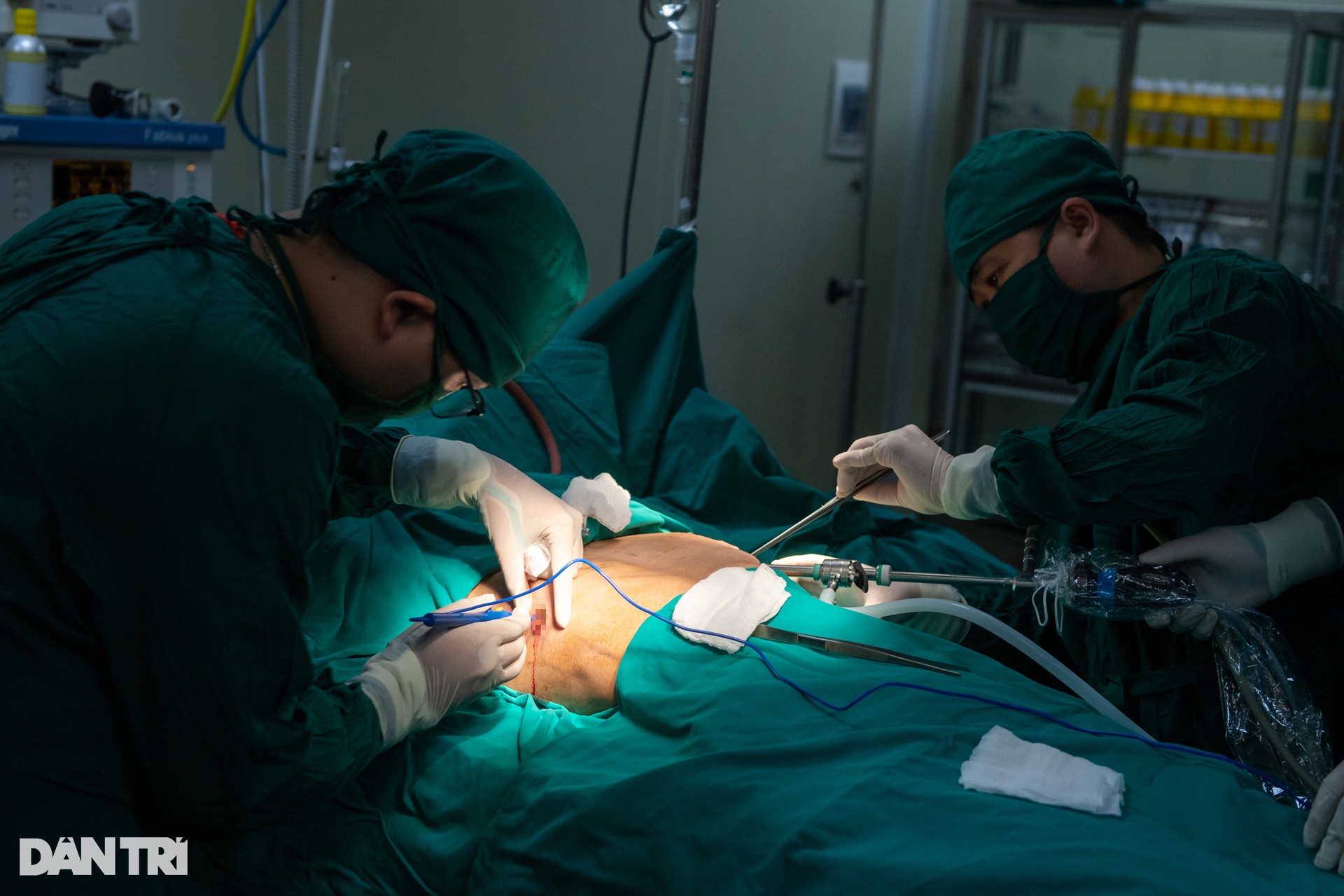 Xem bác sĩ dùng thanh titan uốn xương cho chàng trai lõm ngực - 5 Xem bác sĩ dùng thanh titan uốn xương cho chàng trai lõm ngực - 5