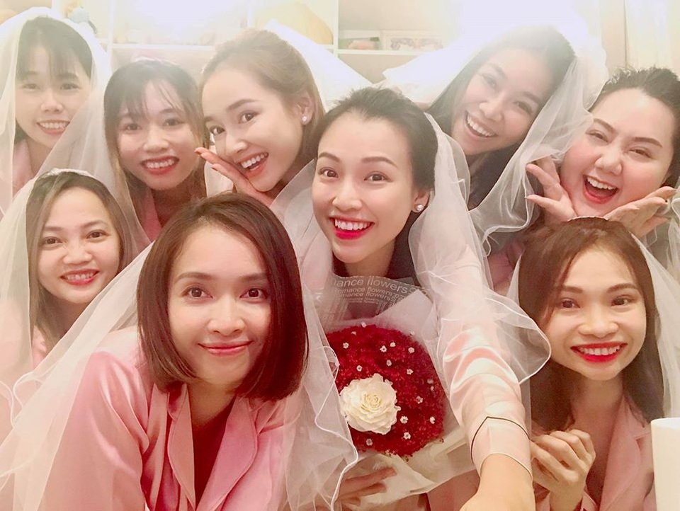 Á hậu Hoàng Oanh công khai chồng Tây điển trai trong ảnh cưới - 10 Á hậu Hoàng Oanh công khai chồng Tây điển trai trong ảnh cưới - 10