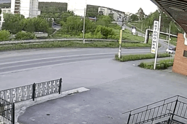 Mất lái khi vào cua, xe SUV húc bay cột điện