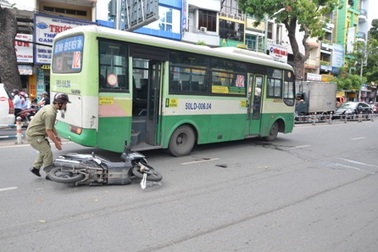 Xe buýt cán nát chân một phụ nữ