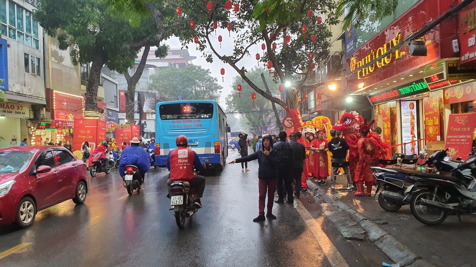 Nhân viên phố vàng ngồi lướt điện thoại, người trông xe cả sáng được 2 chiếc - 2