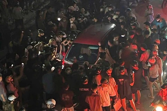Điều tra vụ hàng trăm người "bao vây" một ô tô để livestream ở Thái Nguyên