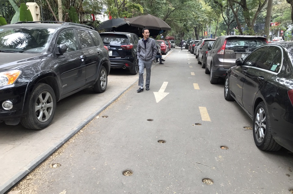 Vỉa hè Hà Nội lát đá bền trăm năm để... đỗ ô tô cho chắc chắn? - 7 Vỉa hè Hà Nội lát đá bền trăm năm để... đỗ ô tô cho chắc chắn? - 7