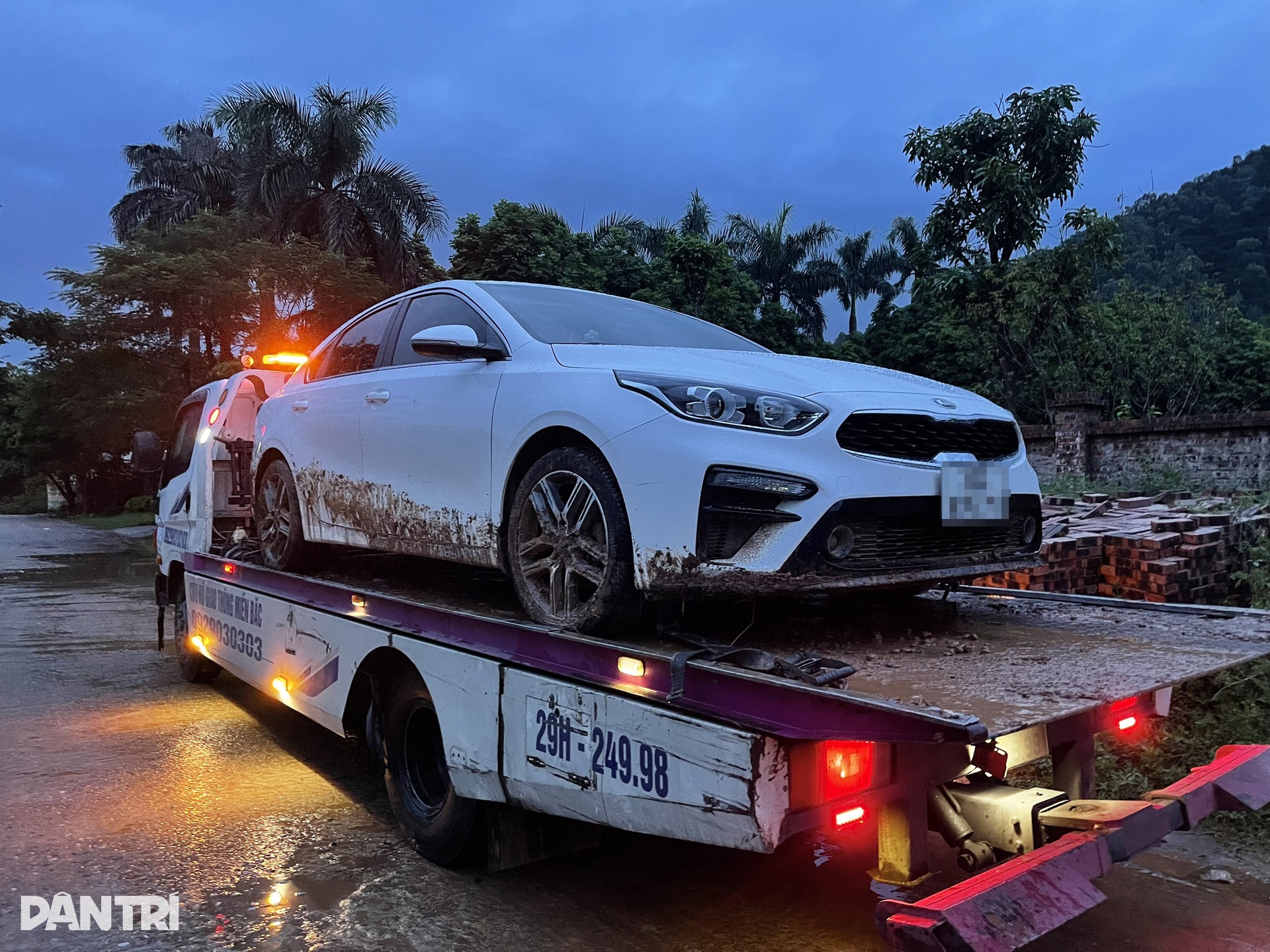 Hiện trường vụ sạt lở ở Sóc Sơn khiến loạt xe sang bị vùi trong bùn đất - 8 Hiện trường vụ sạt lở ở Sóc Sơn khiến loạt xe sang bị vùi trong bùn đất - 8