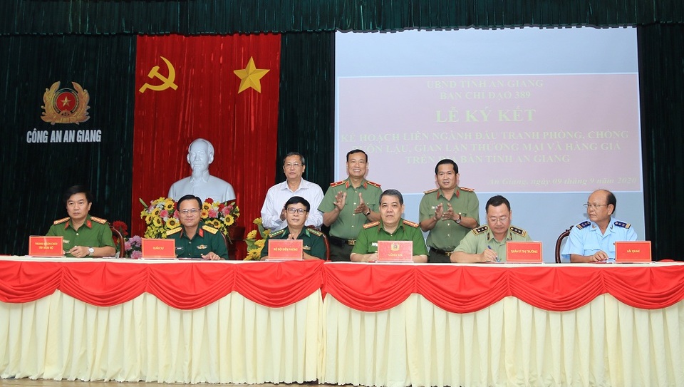 Công an, biên phòng… bắt tay chống buôn lậu, gian lận thương mại - 1 Công an, biên phòng… bắt tay chống buôn lậu, gian lận thương mại - 1
