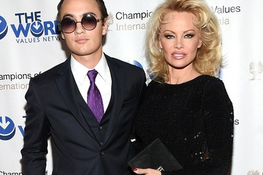 Biểu tượng sex đi tiệc cùng con trai bảnh bao