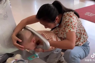 Em bé nghịch ngợm bị kẹt đầu và cách giải cứu ít ai ngờ tới