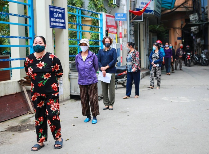 Vẫn là những tấm lòng hảo tâm trong mùa dịch, nhưng điểm phát gạo miễn phí này lại có cách làm mới lạ giúp món quà nhỏ ý nghĩa đến được đúng tay người cần - Ảnh 4.