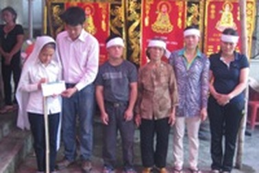 Bố quyên sinh, bé Thảo Vân lại chồng chất gánh nặng gia đình