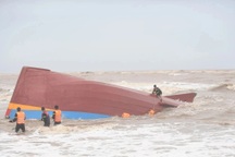 Vụ tàu cá chìm trong bão: Ngư dân thoát nạn sau một giờ vật lộn trên biển