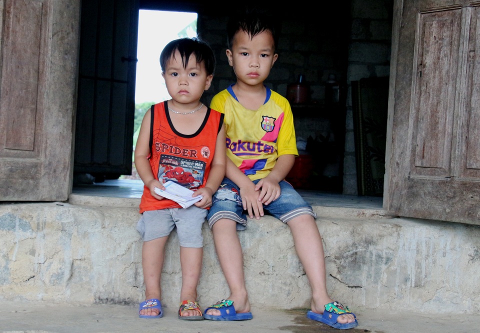 Thương vợ chồng song khổ và đứa con 5 tuổi bón cơm cho em như bị bỏ đói - 5 Thương vợ chồng song khổ và đứa con 5 tuổi bón cơm cho em như bị bỏ đói - 5