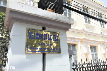 Con dâu công tử Bạc Liêu thay chồng bán sách mưu sinh