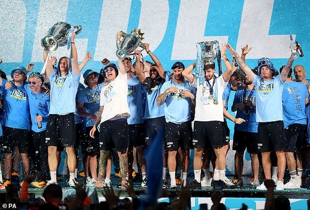 Man City diễu hành ăn mừng chức vô địch Champions League - 13 Man City diễu hành ăn mừng chức vô địch Champions League - 13