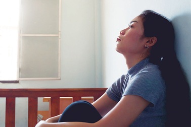 Cô gái mất kiểm soát cuộc sống sau khi sinh con