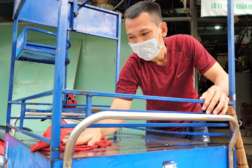 Dân đổ ra đường, hàng quán tất bật dọn dẹp đón khách sau nới lỏng giãn cách - 2 Dân đổ ra đường, hàng quán tất bật dọn dẹp đón khách sau nới lỏng giãn cách - 2