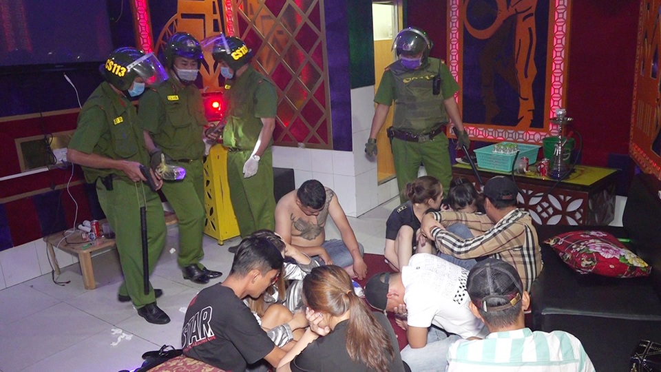 Công an An Giang triệt xóa gần 250 tụ điểm tệ nạn xã hội - 2 Công an An Giang triệt xóa gần 250 tụ điểm tệ nạn xã hội - 2