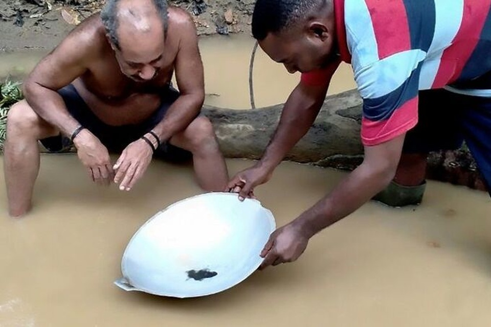 Dân Indonesia đổ xô ra sông đãi vàng, bất chấp nguy hiểm - 2 Dân Indonesia đổ xô ra sông đãi vàng, bất chấp nguy hiểm - 2