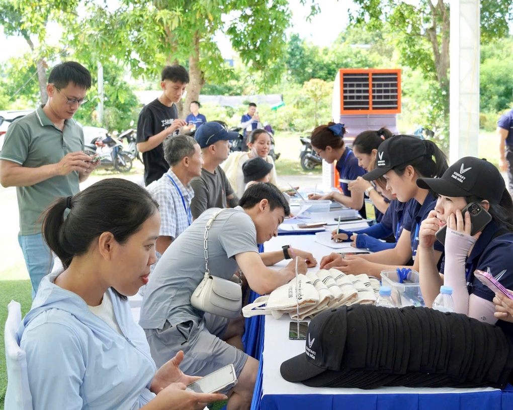Khách hàng Nghệ An hào hứng lái thử VinFast VF 5 - 1