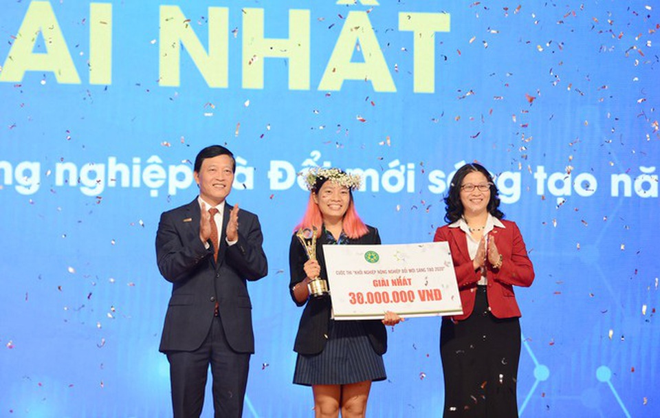 Đoạt giải Nhất thi khởi nghiệp với sản phẩm chén, đĩa làm bằng lá chuối khô - 1 Đoạt giải Nhất thi khởi nghiệp với sản phẩm chén, đĩa làm bằng lá chuối khô - 1