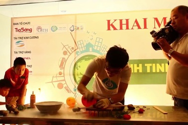 Cận cảnh màn đóng đinh bằng chuối khiến hàng trăm học sinh thích thú