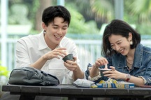 Thấy tôi dẫn bạn gái lớn hơn 14 tuổi về nhà, mẹ tức giận tới mức ngất xỉu