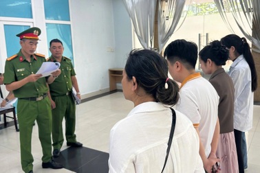 Vạch trần các bác sĩ rởm sau tấm biển “y đức hàng đầu, vươn tầm thế giới”