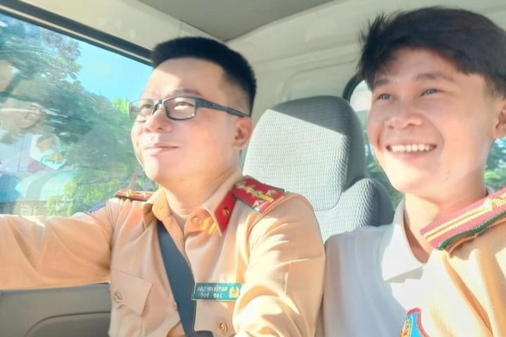 Sĩ tử hỏng xe được CSGT giải cứu bằng xe chuyên dụng - 1 Sĩ tử hỏng xe được CSGT giải cứu bằng xe chuyên dụng - 1